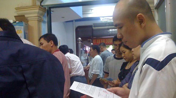 Người dân nộp thuế trước bạ tại Chi Cục Thuế quận Ba Đình